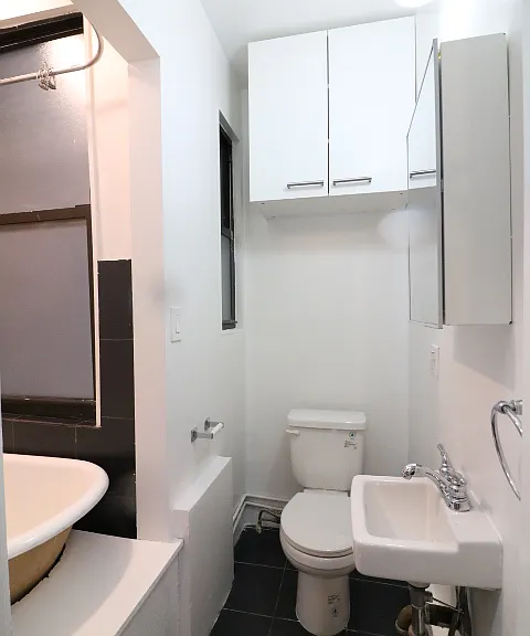441 W 49th St #8 — Photo 5