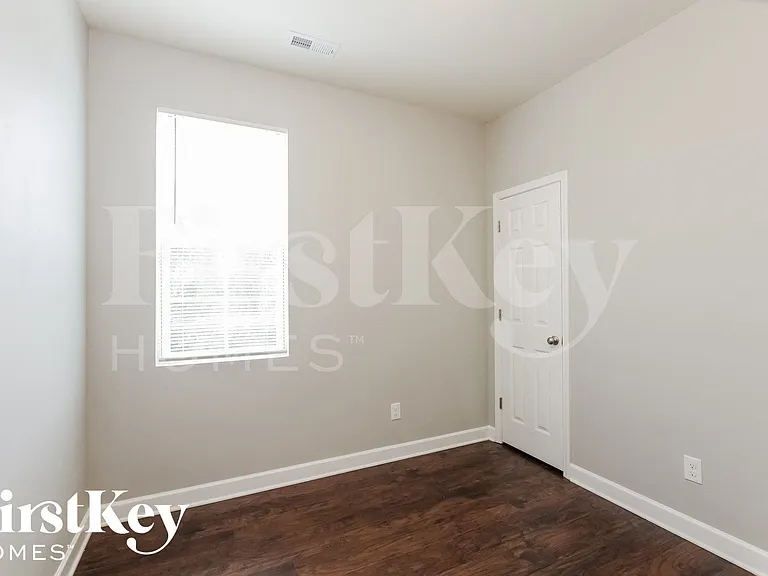 713 Walnut Crossing Dr — Photo 13