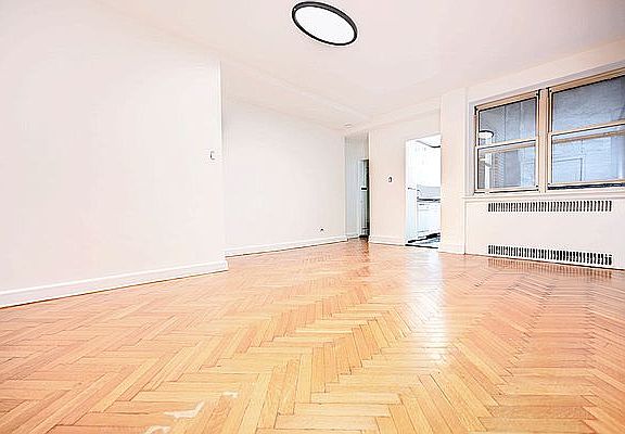5th image of 10 W 74th St APT 1I