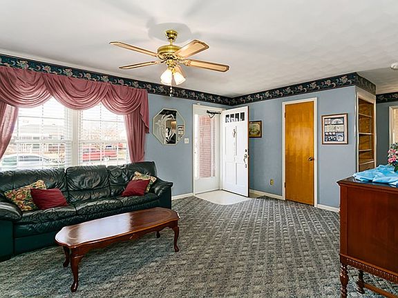 2nd image of 4113 Hawthorne Dr