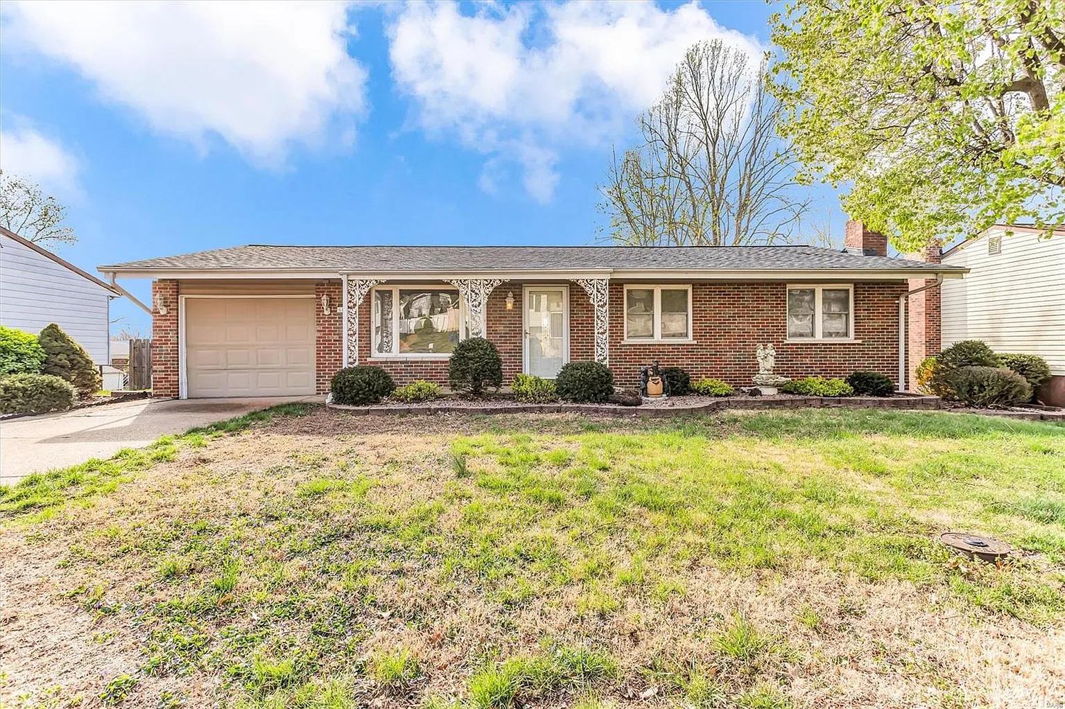 618 Robin Dr photo 1
