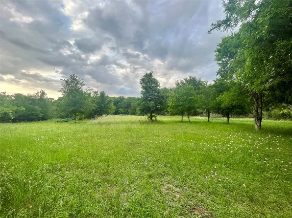 198 Riverside Dr, La Grange, TX 78945
