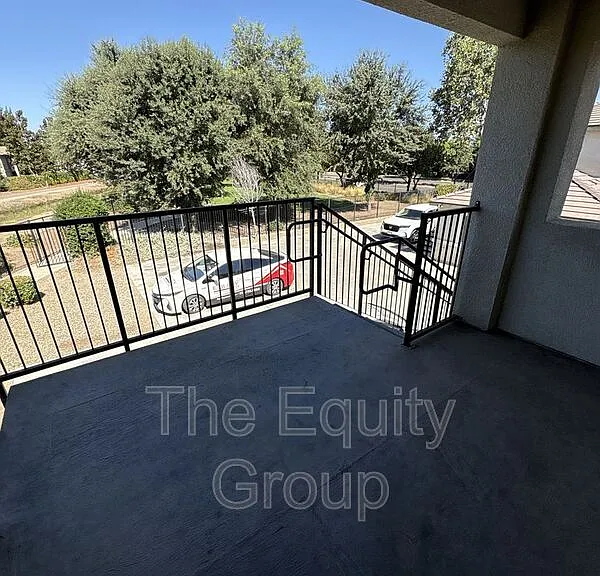 2931 N Crowe St — Photo 3