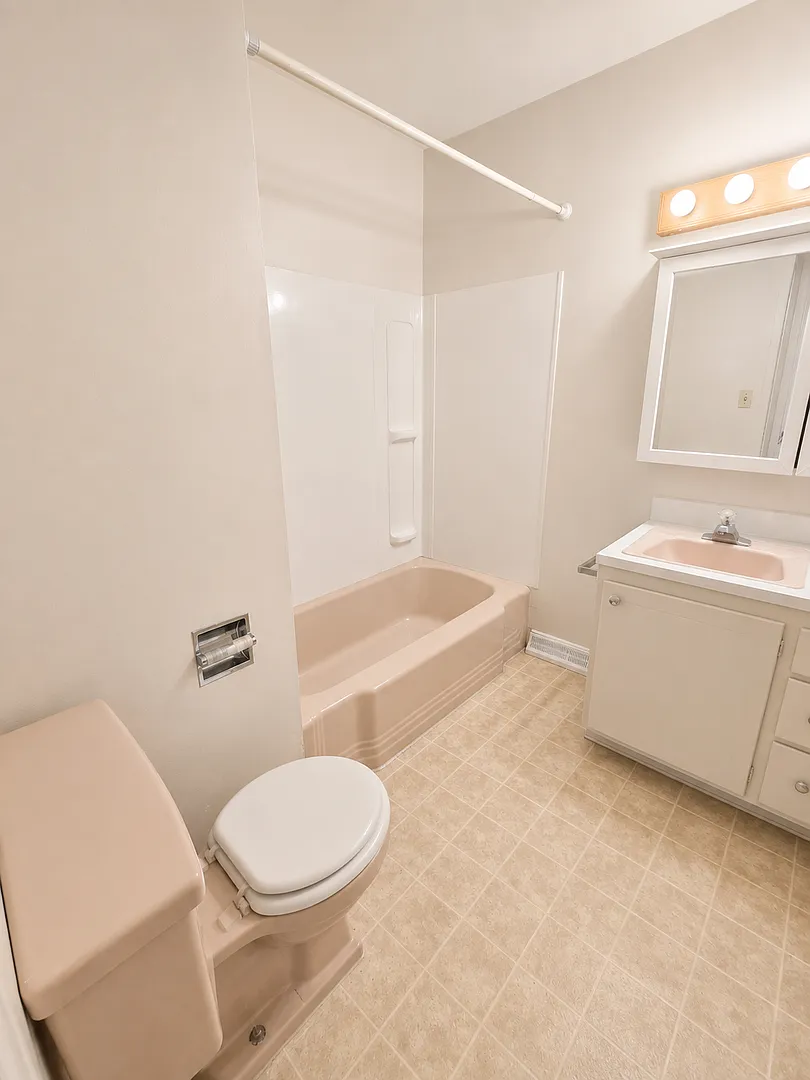 932 Ave B Apartments — Photo 4