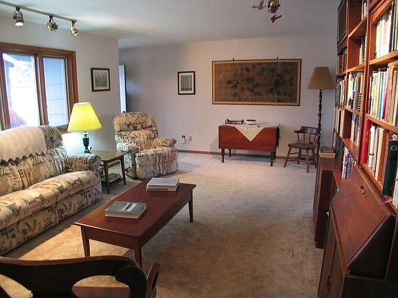 2nd image of 2906 Hillcrest Dr