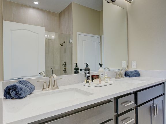 Dual sinks in owner s bath