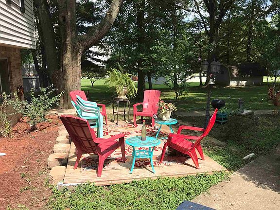 4th image of 1157 S Lyons Ln