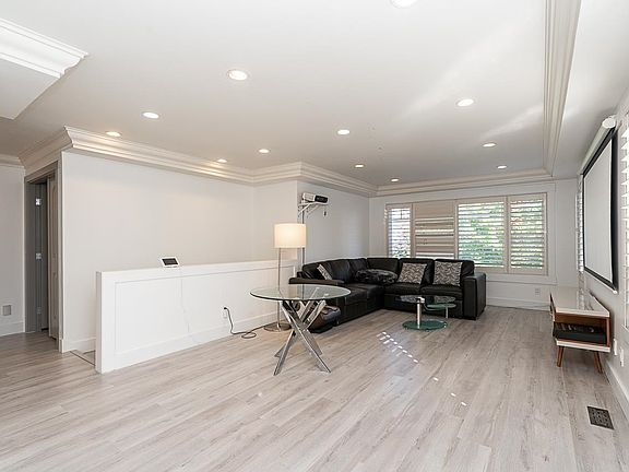 2nd image of 4875 Linden Dr