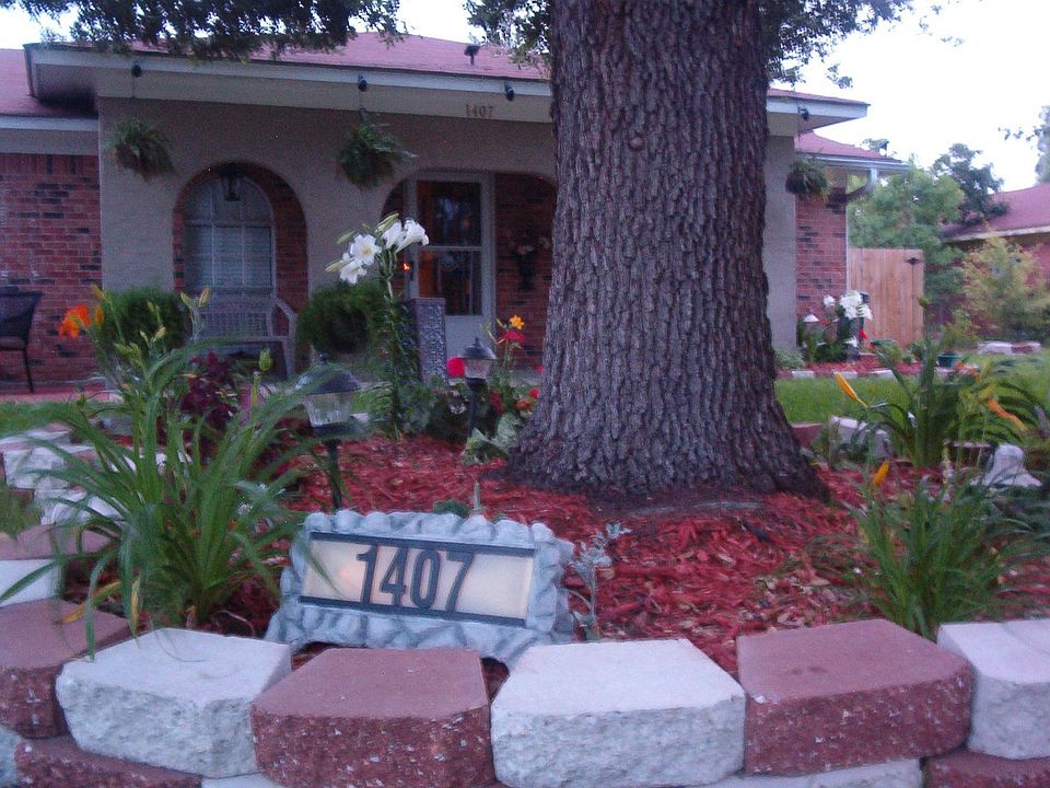 Front Lawn Garden New Landscaping - Entire property has automated solar lights