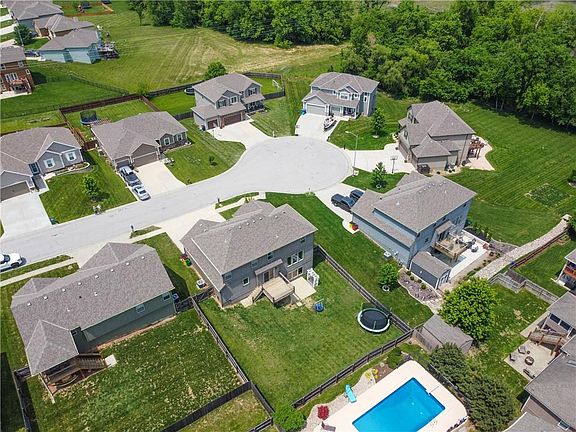 2nd image of 905 NW Persimmon Ct