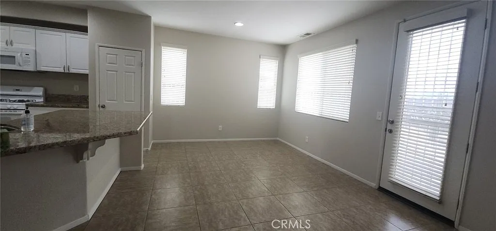 4 bed, 2324 sqft, $2,700 — Photo 4