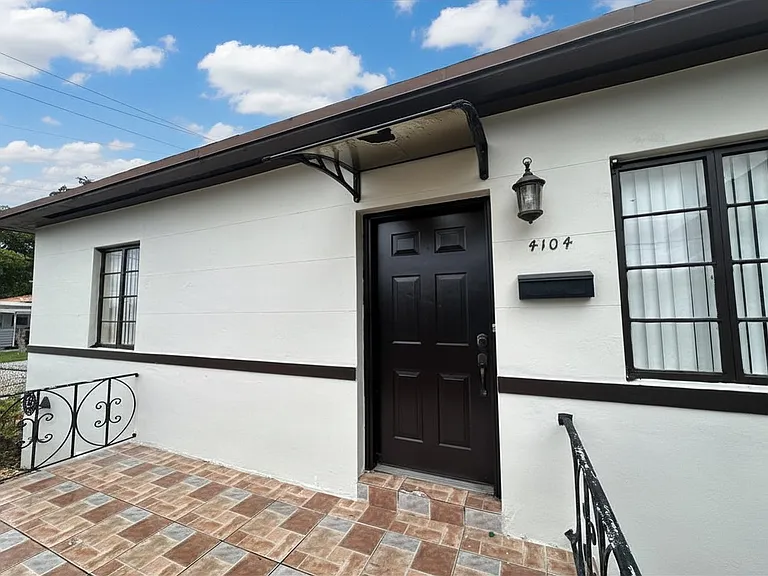 4104 NW 3rd St — Photo 2