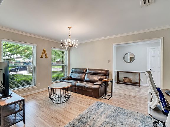 4th image of 2811 Quincannon Ln