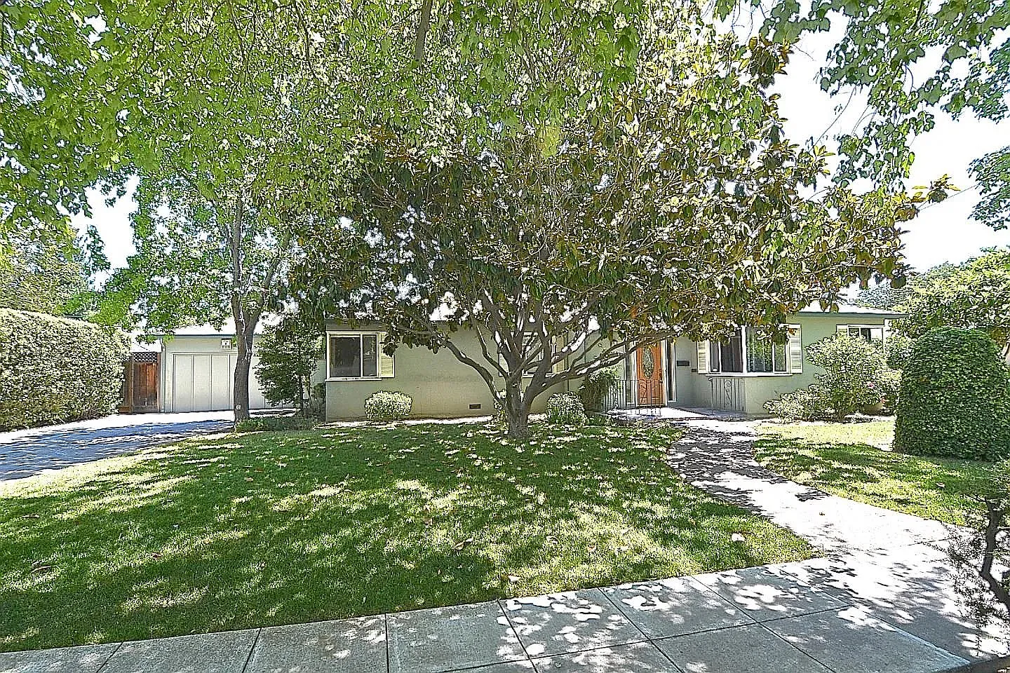 3 bed, 2200 sqft, $5,700 — Photo 2