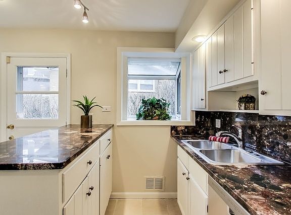 5th image of 2737 Hawthorn Ln