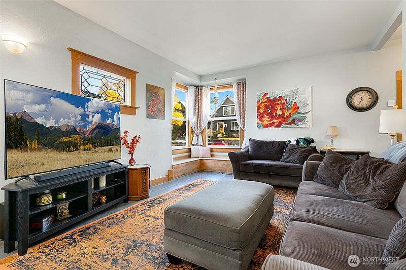 3rd image of 812 N Steele Street