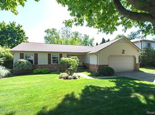 19050 Canterbury Dr, Livonia, MI 48152