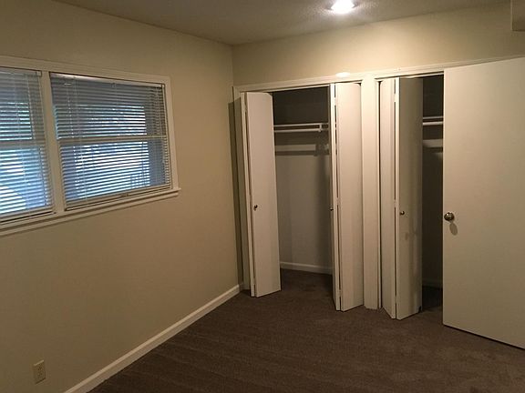 9'x14' lower level bedroom double closet