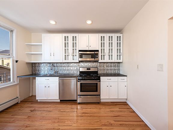 4th image of 682 Summit Ave APT 3