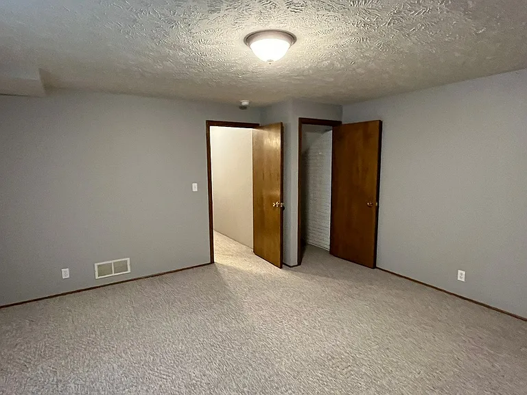 1417 W Charles St — Photo 15