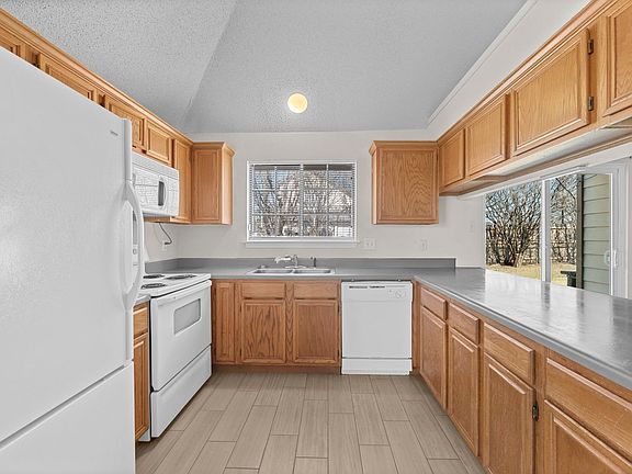 2nd image of 2701 Hemlock Dr