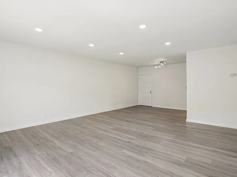 Willis Apartments — Photo 9