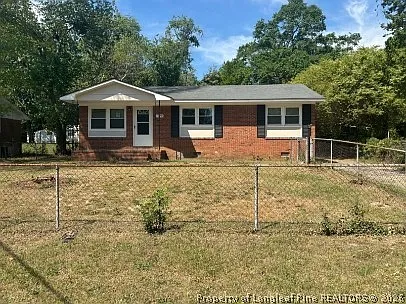 3 bed, 1.0 bath, 1014 sqft, $1,100 — Photo 1