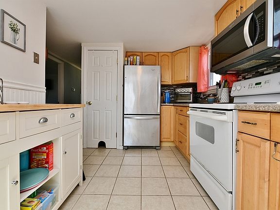 3rd image of 18 Silver Birch Ave