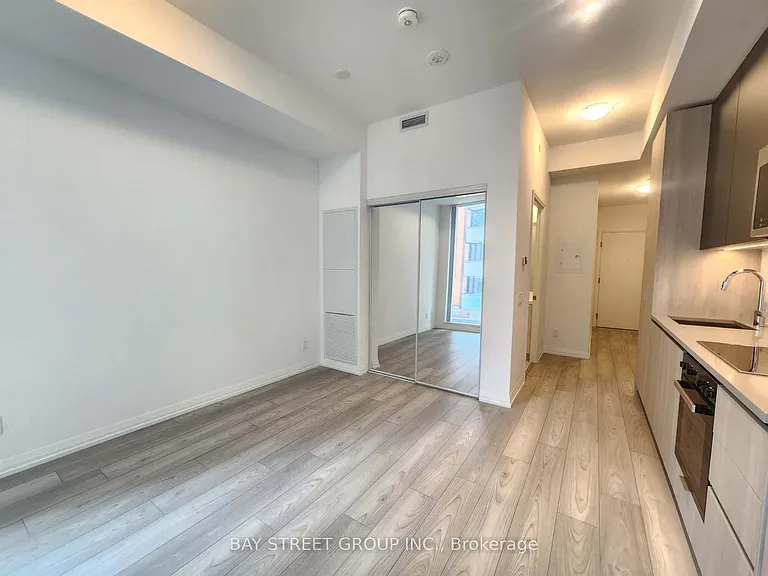 400 King St W #829 — Photo 6