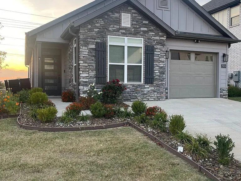 2310 SW Poppy St — Photo 1