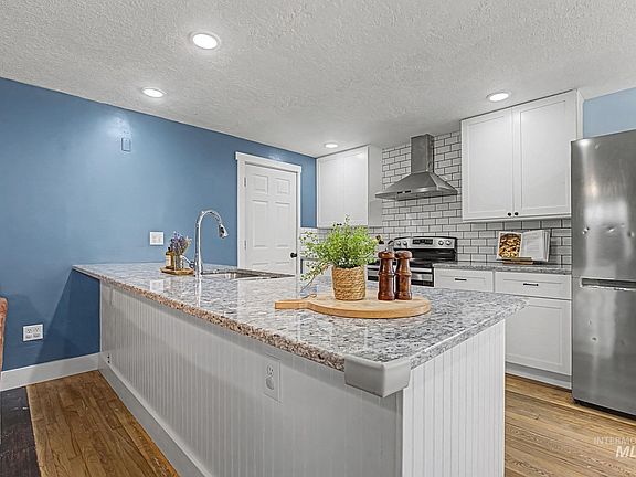 3rd image of 1023 Lupine Pl
