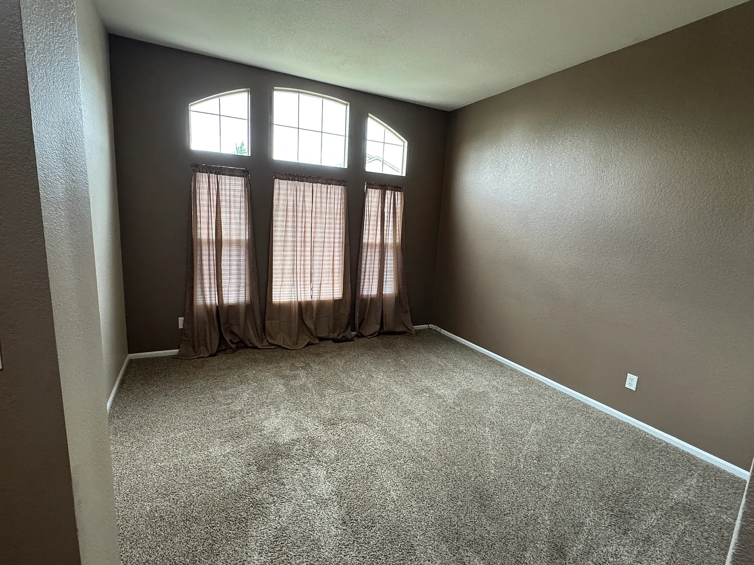 4 bed, 3800 sqft, $3,800 — Photo 3