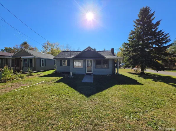 6133 Floyd St, Indian River, MI 49749