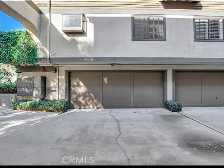 64 N Oak Ave #9 — Photo 2