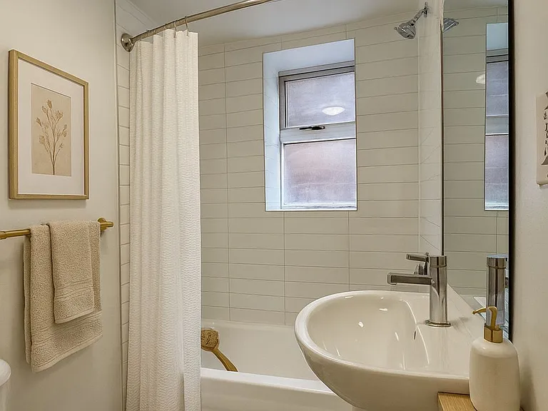 391 Sherbourne St #103 — Photo 6