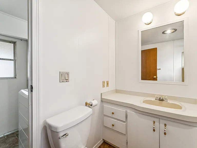 131 Adams St — Photo 12