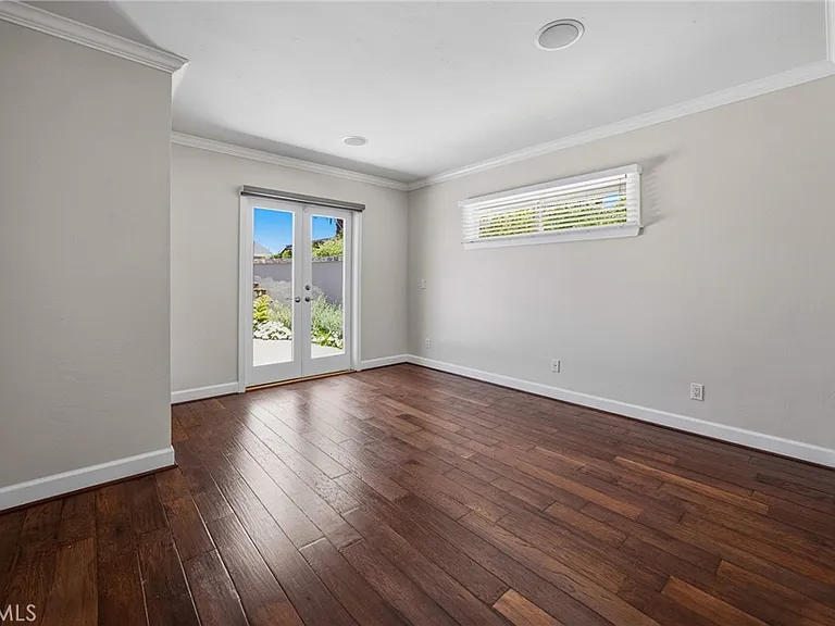 1840 Temple Hills Dr — Photo 35