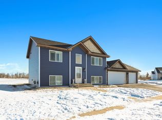 1011 Waters Edge Cir, Avon, MN 56310