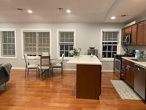 3rd image of 40 Manorhaven Blvd Unit B
