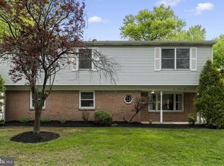 621 S Forklanding Rd, Maple Shade, NJ 08052