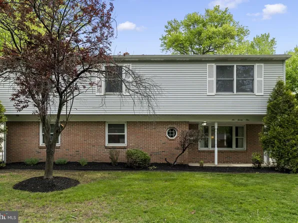 621 S Forklanding Rd, Maple Shade, NJ 08052