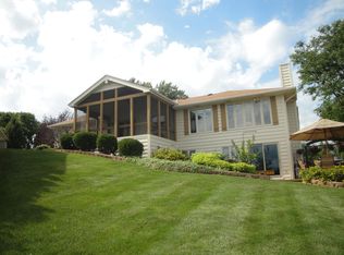 447 Red Rock Dr, Lindenhurst, IL 60046