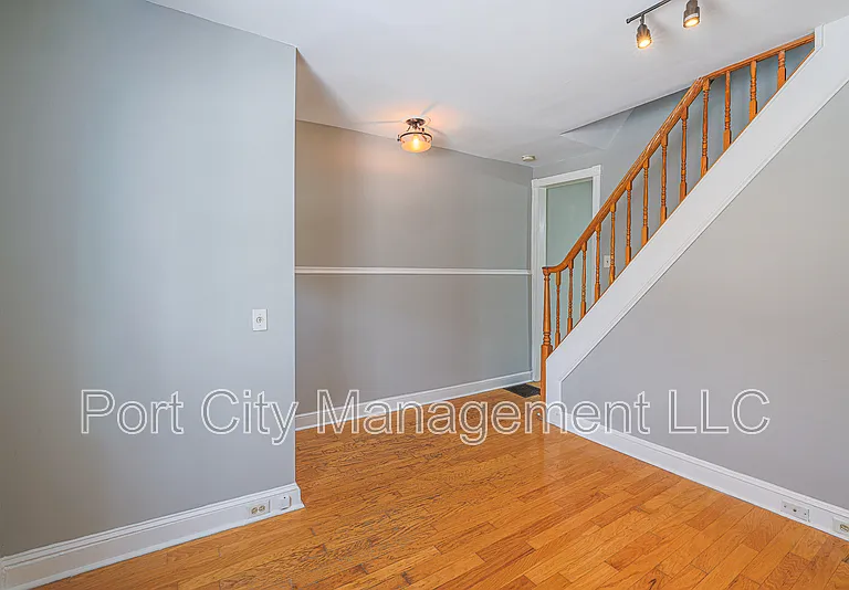 1007 Baylis St — Photo 8