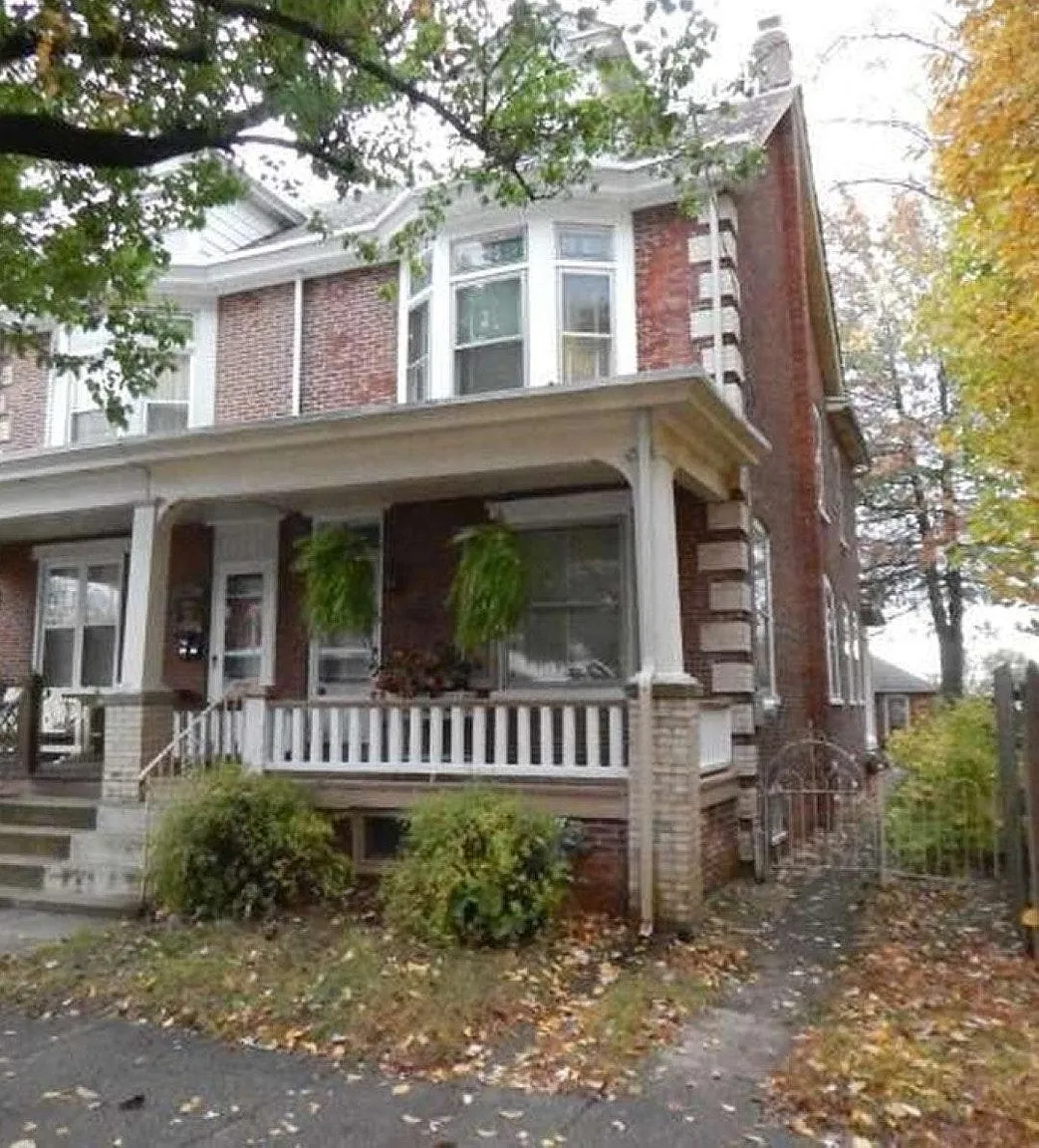 1062 Queen St photo 1