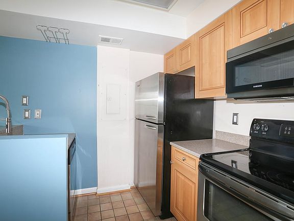 3rd image of 1029 N Stuart St APT 513