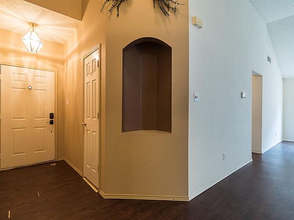 3rd image of 808 Sebring Dr