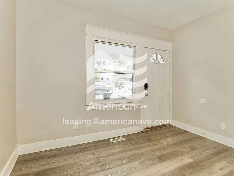 1033617_005_living_room_5.jpg