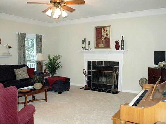 Bright Family Room w/fireplace