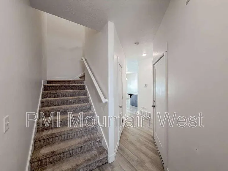 4924 E Breezy Patch Rd — Photo 2