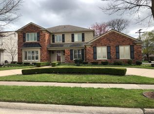 655 Briarcliff Dr, Grosse Pointe Woods, MI 48236